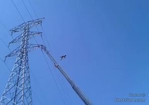 man-commit-suicide-jump-high-tension-tower-mazatlan-mexico-840x596.jpg