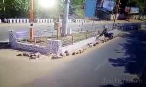 speed-motorcyclist-slam-concrete-fence-hit-rock-road-india.jpg